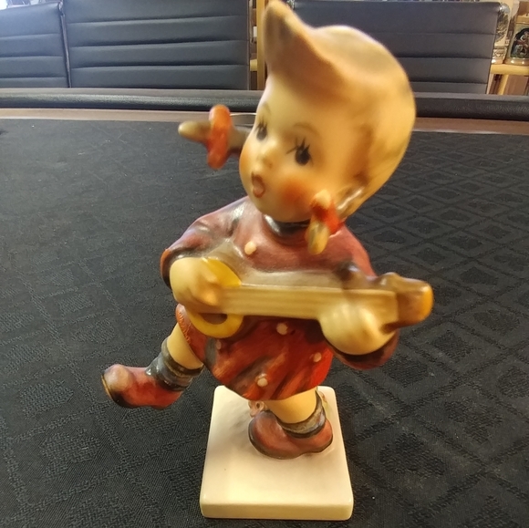 M.I. Hummel 'Happiness' 86B Goebel